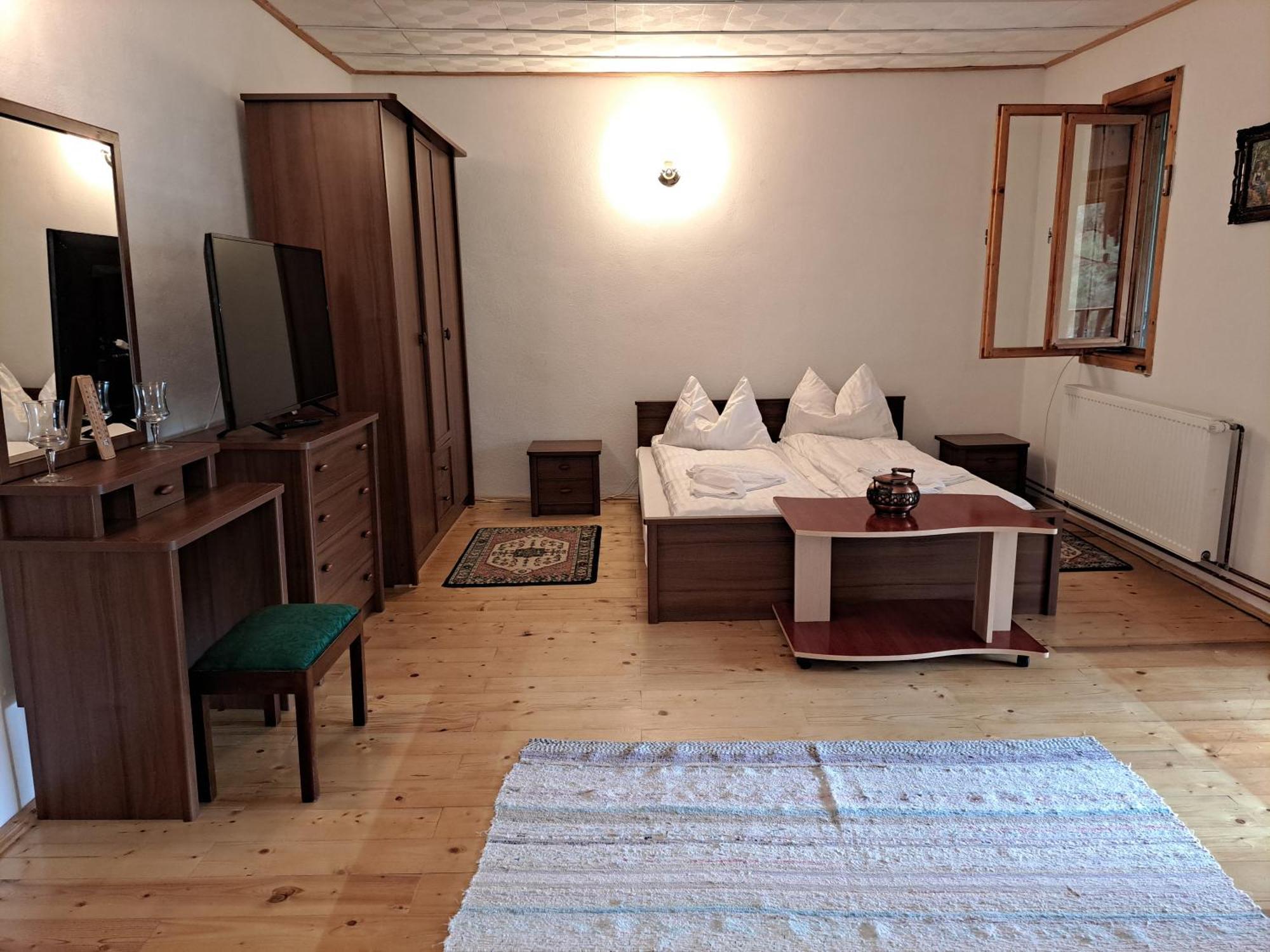 Casa Dintre Meri Poiana Marului  Luaran gambar